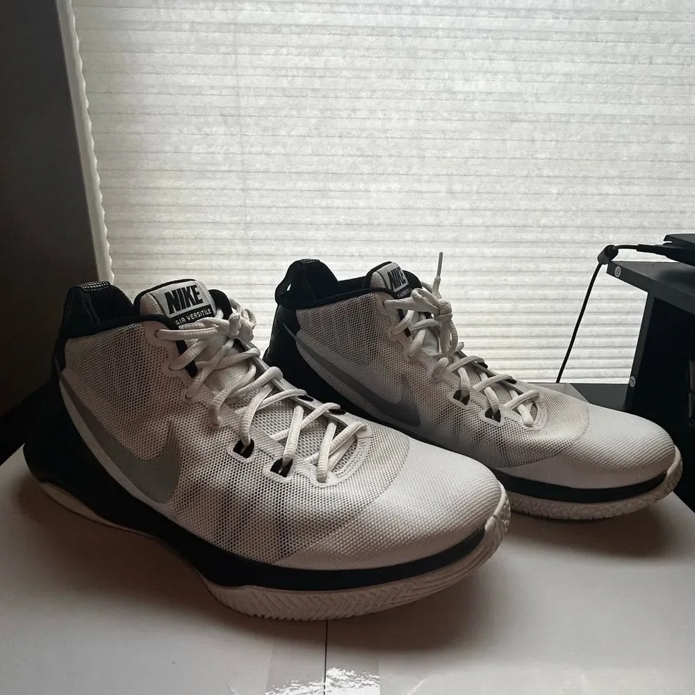 Nike Men's White and Black Athletic Shoes/Sneakers